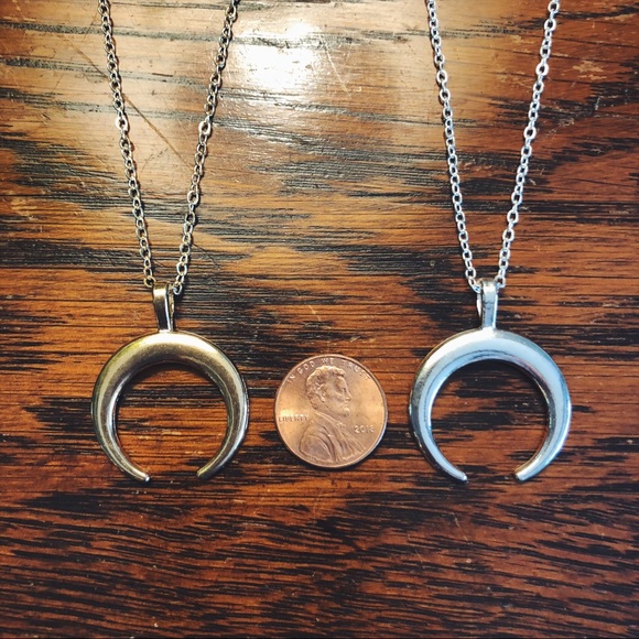 🌙 Crescent Moon Necklace Faux Gold or Silver - Picture 7 of 8